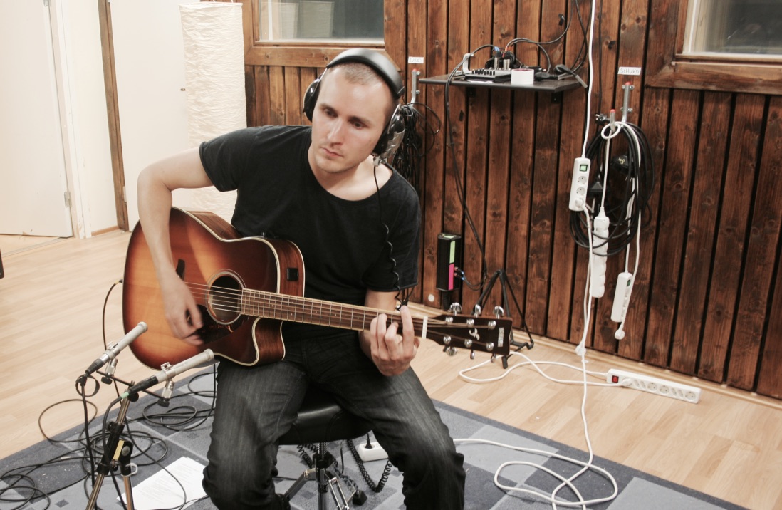 antti soittaa kitaraa emjoy ep