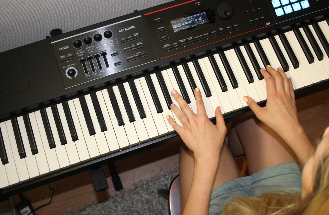 sani soittaa juno ds syntikkaa sani playing roland